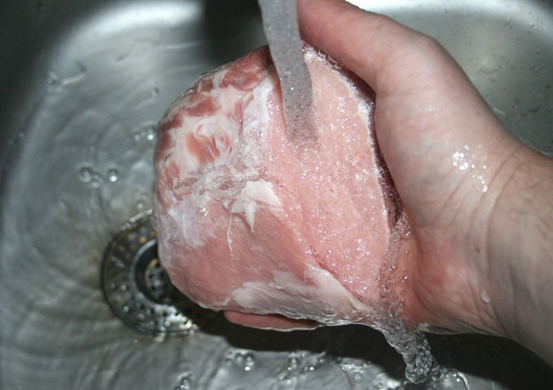 cách làm mì lạnh hàn quốc cần phải có thịt thăn bò được rửa sạch và để ráo nước
