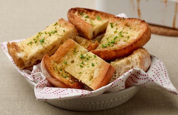 làm bánh mì bơ tỏi giòn ngon